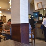 黒かつ亭 - 店内はカウンター＆テーブル