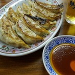 餃子の王将 - 辣油多めのタレでいただく