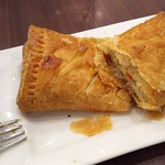 DELICE MAISON - 料理写真:1803_DELICE MAISON_Bandara Soekarno Hatta Terminal 3 Ultimate_Danish Puff Chicken@45,454Rp(チキンパイ) 