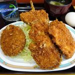 キッチンオトボケ - ミックスフライ定食（特盛）、生卵 800円（チキンカツ、串カツ、メンチカツ）