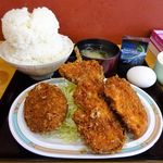 キッチンオトボケ - ミックスフライ定食（特盛）、生卵 800円（チキンカツ、串カツ、メンチカツ）