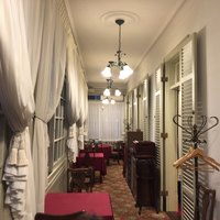 東天閣 神戸本店 - 窓際のテーブル席へ