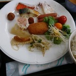 レストラン大阪 - 温泉卵、焼鮭、焼鯖、梅干、ウィンナー、煮物、コロッケ、カニ風味焼売、タコカルパッチョ、陸奥湾産帆立稚貝の味噌汁、サラダ類（そばもやし）、白飯（つがるロマン）