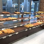 ヴィドフランス - 入り口窓側のラック(2018.4.29)