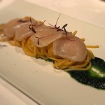 アンティカ オステリア デル ポンテ - マリネした帆立貝のタリオリーニ 海藻のソース