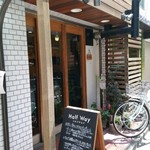 HALF WAY - お店の外観。小さなお店なので、知らないと通り過ぎてしまいそう。