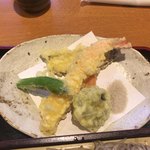 和美庵 - エビ、シシトウ、しいたけ、サツマイモ、ニンジンの天ぷらが付いています。エビは大きくてプリプリ。