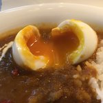 道草屋 - チキンカレーには半熟たまごがのってます。