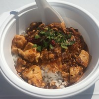 神田 雲林 - 「麻婆豆腐かけ御飯」800円（東京競馬場「ビストロトーキョー2018！」）