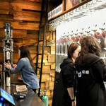 Chuoyinshi - 奥の機械でテイクアウト用の缶ビールを作ってくれます