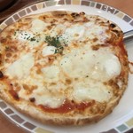 サイゼリヤ 有明フロンティアビル店 - バッファローモッツァレラのピザ