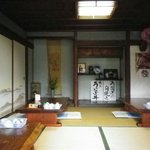 近江屋 - その窓越しから店内。天井低いぞ。