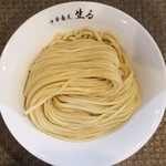 丁寧に盛り付けされた極太麺。大盛り300ｇ
