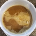 中華蕎麦 生る - 熱々のスープ