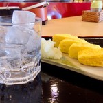 京藤 - 焼酎「くろうま」のロック(350円)と、「だし巻き玉子」(250円)。