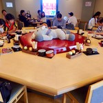 京藤 - 店内風景。大きな8角形のテーブルがある。