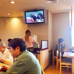 京藤 - 店内設置の2台のモニターには、もちろん競馬中継が流れているので、それを見ながらゆっくりと呑み食い。