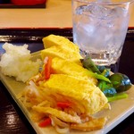 京藤 - 切り干し大根ときゅうりのキューちゃんを乗せて、なんとなく豪華になったっぽいだし巻き玉子の皿。