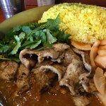 ダルシムカリー - ニンニクで炒めた豚バラ入り