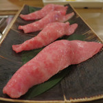 お肉屋 けいすけ 三男坊 - 高森和牛の一口炙り寿司