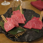 お肉屋 けいすけ 三男坊 - 日のお肉三種盛り（コウサンカク、ミズジ、マルカワ）