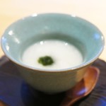 伊藤家のつぼ - fresh seaweed paste harvested in Manazuru on grated turnip　蕪のすり流しの上に、真鶴朝採れ若芽のペースト