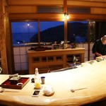 伊藤家のつぼ - big wooden counter in the center of the dining room　大きな一枚板のカウンター