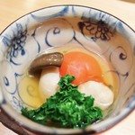 伊藤家のつぼ - トマトスープのおでん（京都大黒しめじ、三島トマト、スミヤキ真薯、芽キャベツ）