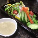 食楽キッチン - 「食楽農園サラダ（自家製バーニャカウダソースつき）（９５０円）」