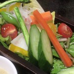 食楽キッチン - 「食楽農園サラダ（自家製バーニャカウダソースつき）（９５０円）