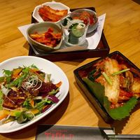 焼肉トラジ 京橋店 - サラダとキムチ盛り合わせ
