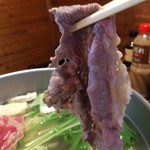 Kyuubee Ya - 「しゃぶしゃぶ 天ぷら 食べ放題コース 120分」「牛肉しゃぶしゃぶ」しゃぶしゃぶ直後。しゃぶしゃぶは、鍋の出汁湯に潜らせて、さっと肉の色目が変わっていくところに大いなる魅力があるのだが、特に牛肉は、色目がピンクの中に食せる喜びがそこに加わってくる。