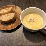 アロッサ - サラダプレートのパン、カリフラワークリームスープ