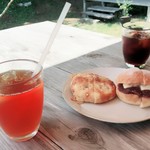 パンとカフェ nagi - カフェのテラス席にて。