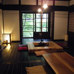 野土香 - 【野土香店内】靴を脱いで上がると手前に囲炉裏席があります。