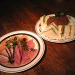 ポップコーン - ミックスサンドイッチ。生ハムのカルパッチョとスモークサーモンのマリネの盛り合せ。