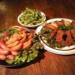 ポップコーン - 荒引きソーセージとスパイシーフライドポテト盛り合せ。ごま手羽先とイカリングフライ盛り合せ。茹で立てたっぷり枝豆。