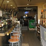 ポップコーン - ｶｳﾝﾀｰと壁の両側には300種類以上のﾒﾆｭｰを作るお酒がいっぱいｳｲｽｷｰ､ｼﾞﾝ､ｳｫｯｶ･･?