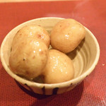 たわし - お通し（ころ芋の煮っころがし）