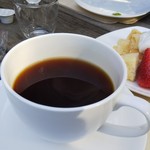 レイク サイド ファクトリー - 屋外のテーブル席で、ホットコーヒーと苺のシフォンケーキをいただきました。