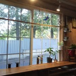 レイク サイド ファクトリー - 屋内のカフェスペース。道の向こうは早稲田のグラウンドです。