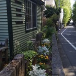 レイク サイド ファクトリー - この道を真っ直ぐ進むと、武蔵関公園です。