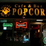 ポップコーン - CａｆｅＢａｒＰＯＰＣＯＲＮと黒地に黄文字の看板とネケンの置き看板とネオンが目印