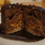 【2011.2.11】ショコラノワゼットの断面☆滑らかなガナッシュクリームも、ナッツのアクセントも、土台のタルト生地も、どれも最高です♪