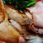 らーめん 五ノ神精肉店 - タレがじっくり浸みこんだ肩ロース・赤身肉、香ばしく炙った豚トロの3種類