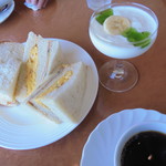 Kafe Resuto Akai Yane - サンドイッチはセットヨーグルトと飲み物が付いて1000円程