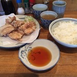 から揚げ定食 880円(税込)