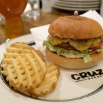 CRUZ BURGERS & CRAFT BEERS - 