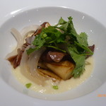 Lien - 前菜（富山県産ホタルイカとホワイトアスパラのソテー　新玉ねぎのヴルーテ　パクチー）