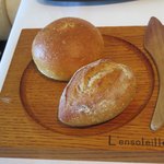 ランソレイエ - ［ランチ］自家製全粒小麦パン(下)とご近所パン屋さん謹製豆乳パン(上)